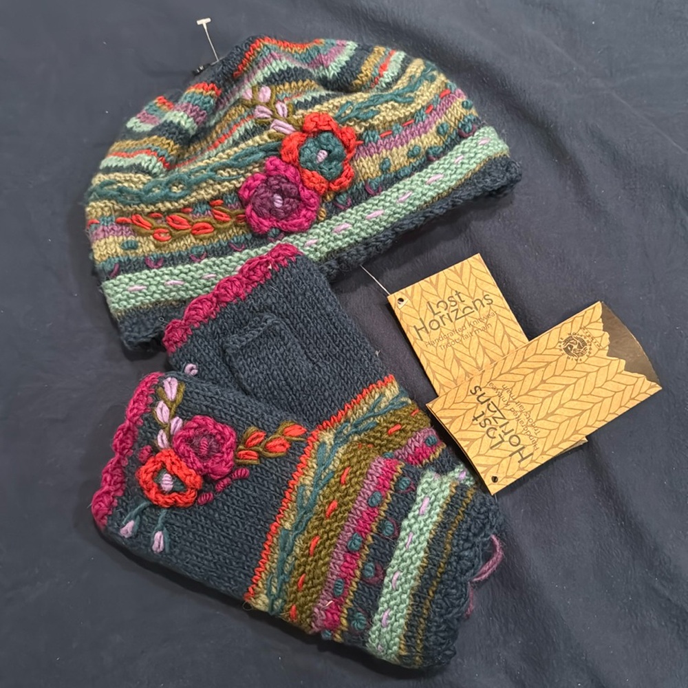 Adorable NWT knit Lassen Beanie & Handwarmers Set in Teal - SOLD OUT ONLINE